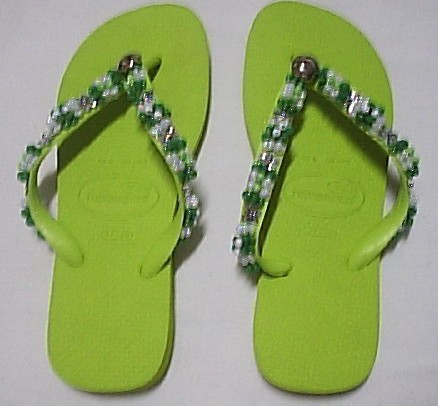 Chinelo bordado em pedraria
